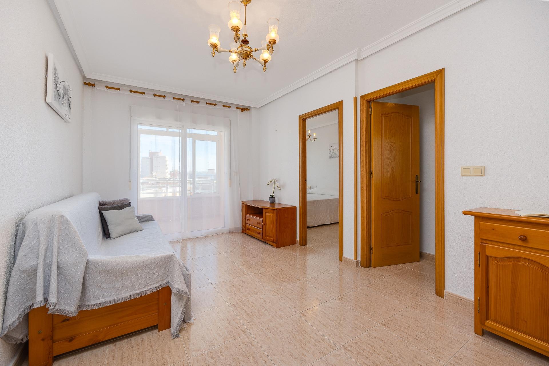 PRECIOSO, AMPLIO Y TRANQUILO Descubre este encantador apartamento en Torrevieja, ubicado en la zona