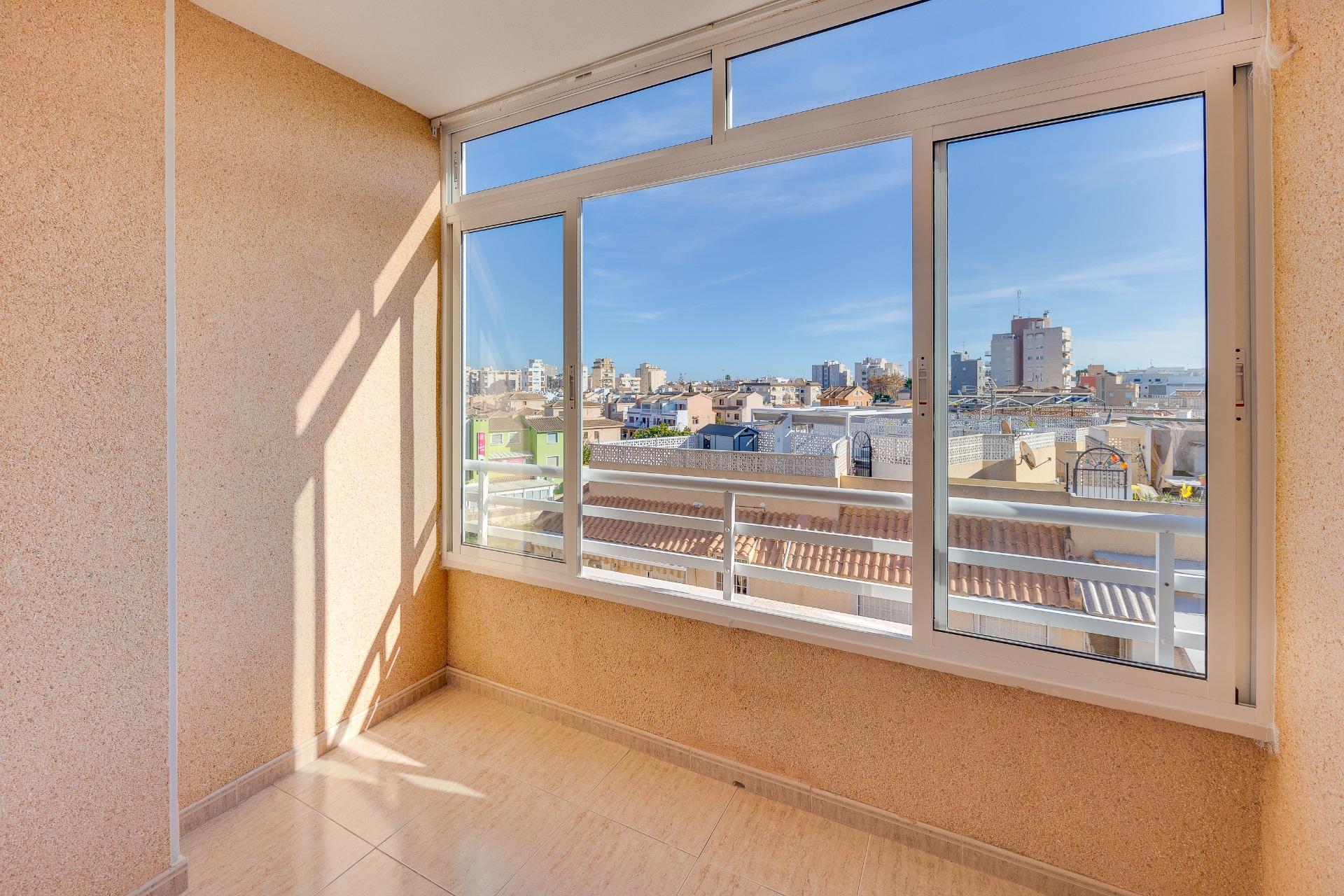 PRECIOSO, AMPLIO Y TRANQUILO Descubre este encantador apartamento en Torrevieja, ubicado en la zona