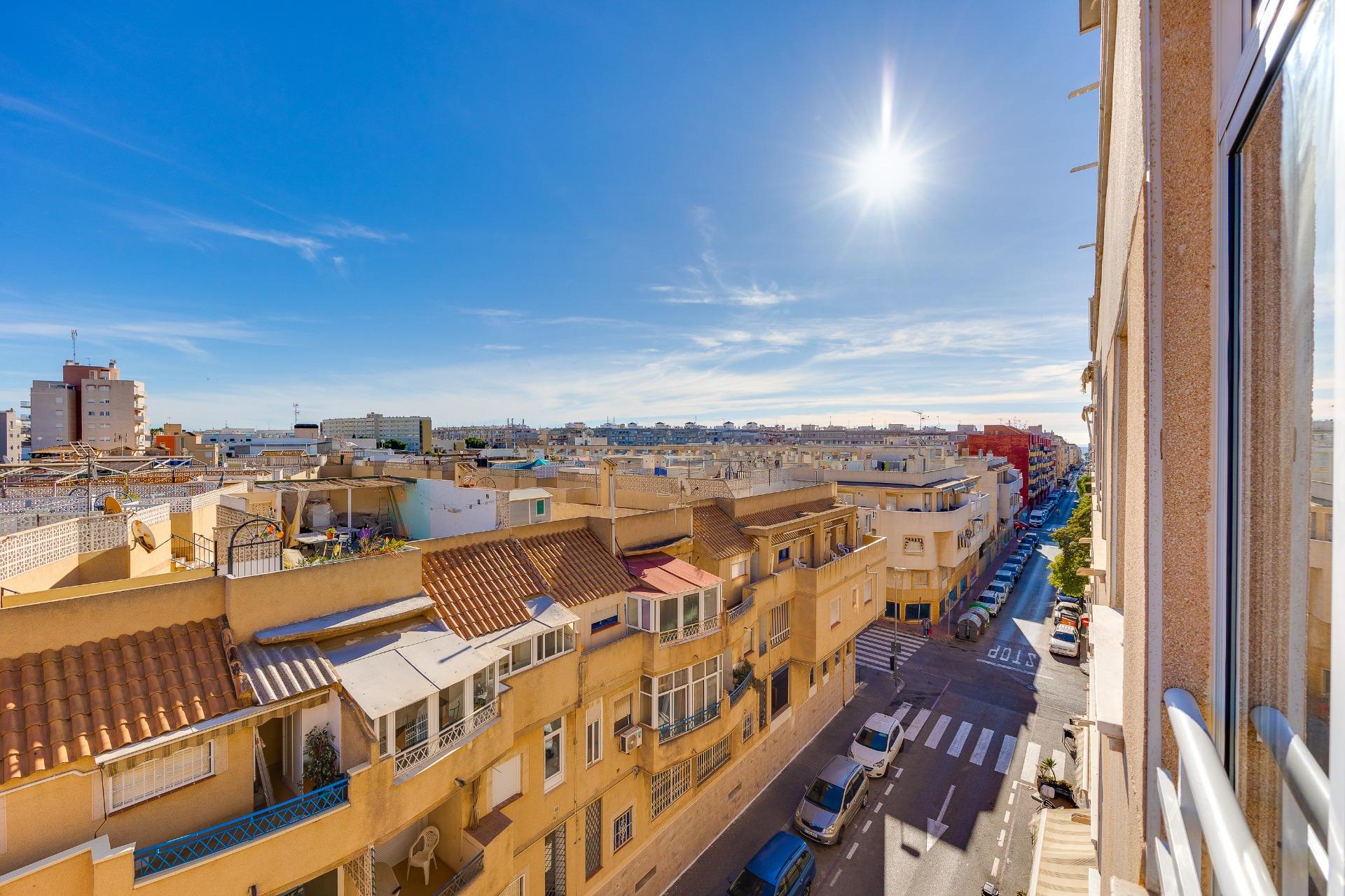 PRECIOSO, AMPLIO Y TRANQUILO Descubre este encantador apartamento en Torrevieja, ubicado en la zona