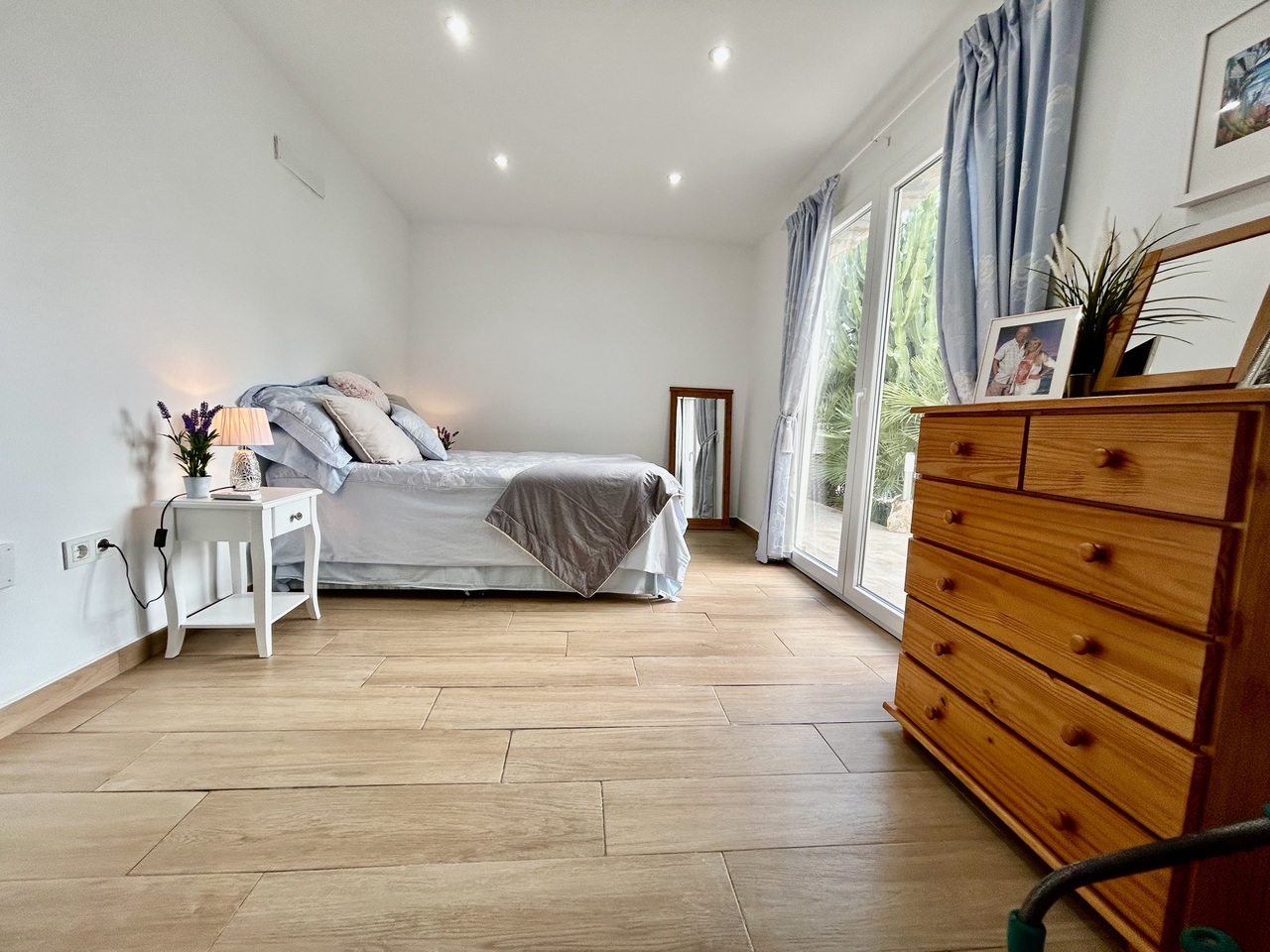 Bedroom in villa for sale in Cabo Roig