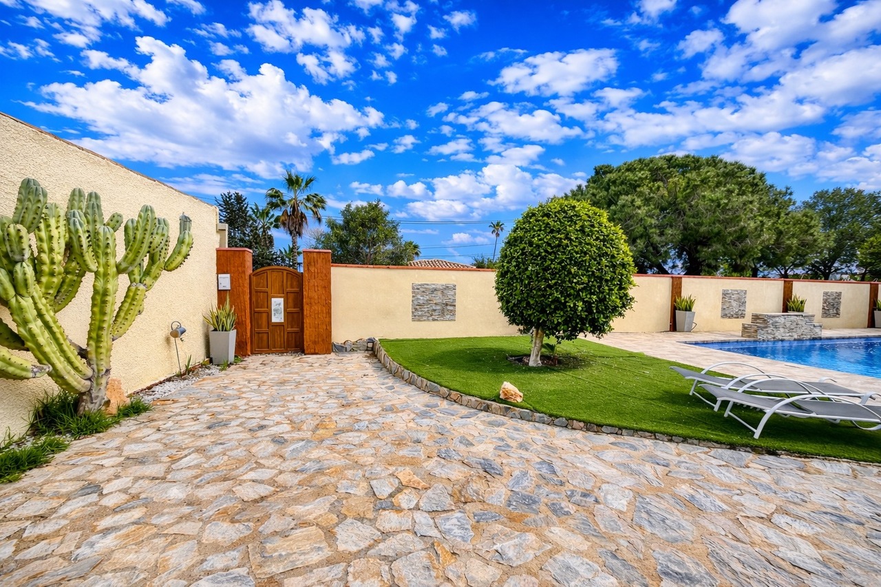 Living room in villa for sale in Cabo Roig