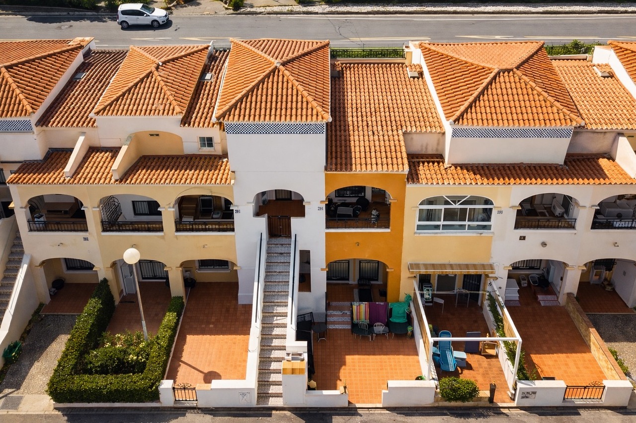 Discover this charming top-floor 2-bedroom apartment located in the highly sought-after area of Drea
