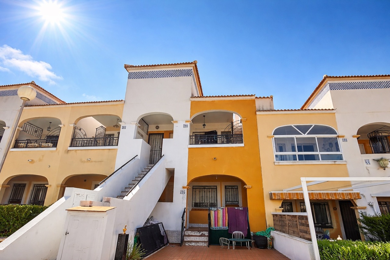 Discover this charming top-floor 2-bedroom apartment located in the highly sought-after area of Drea