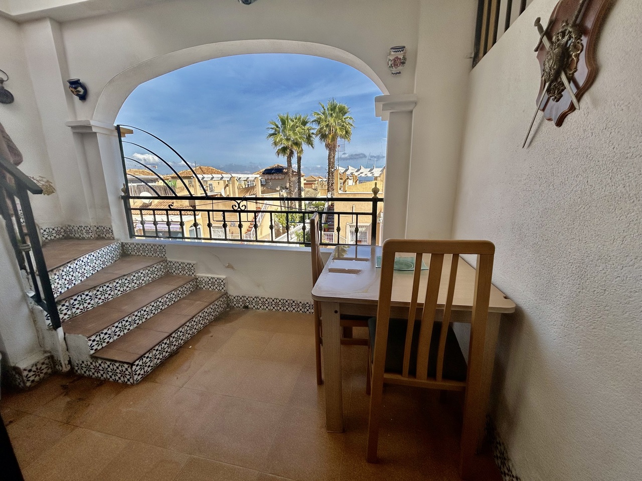 Discover this charming top-floor 2-bedroom apartment located in the highly sought-after area of Drea