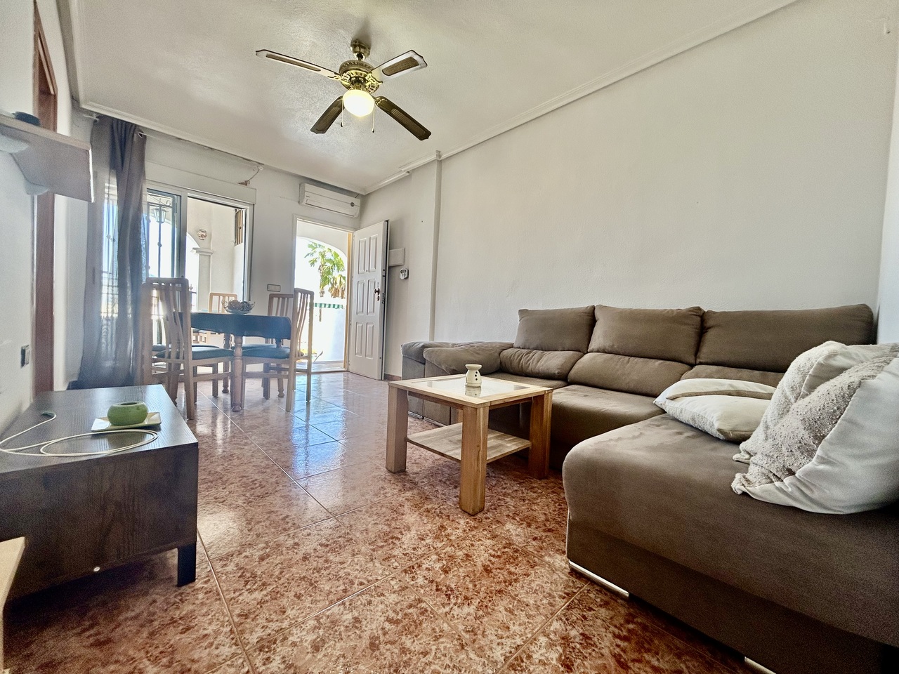 Discover this charming top-floor 2-bedroom apartment located in the highly sought-after area of Drea