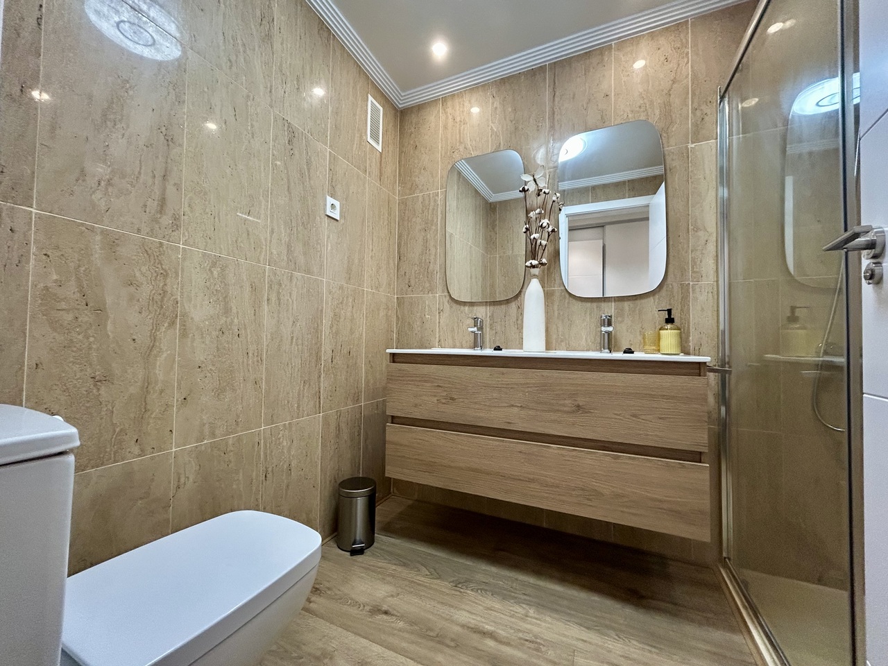 Bedroom in apartment for sale in Los Alcazares