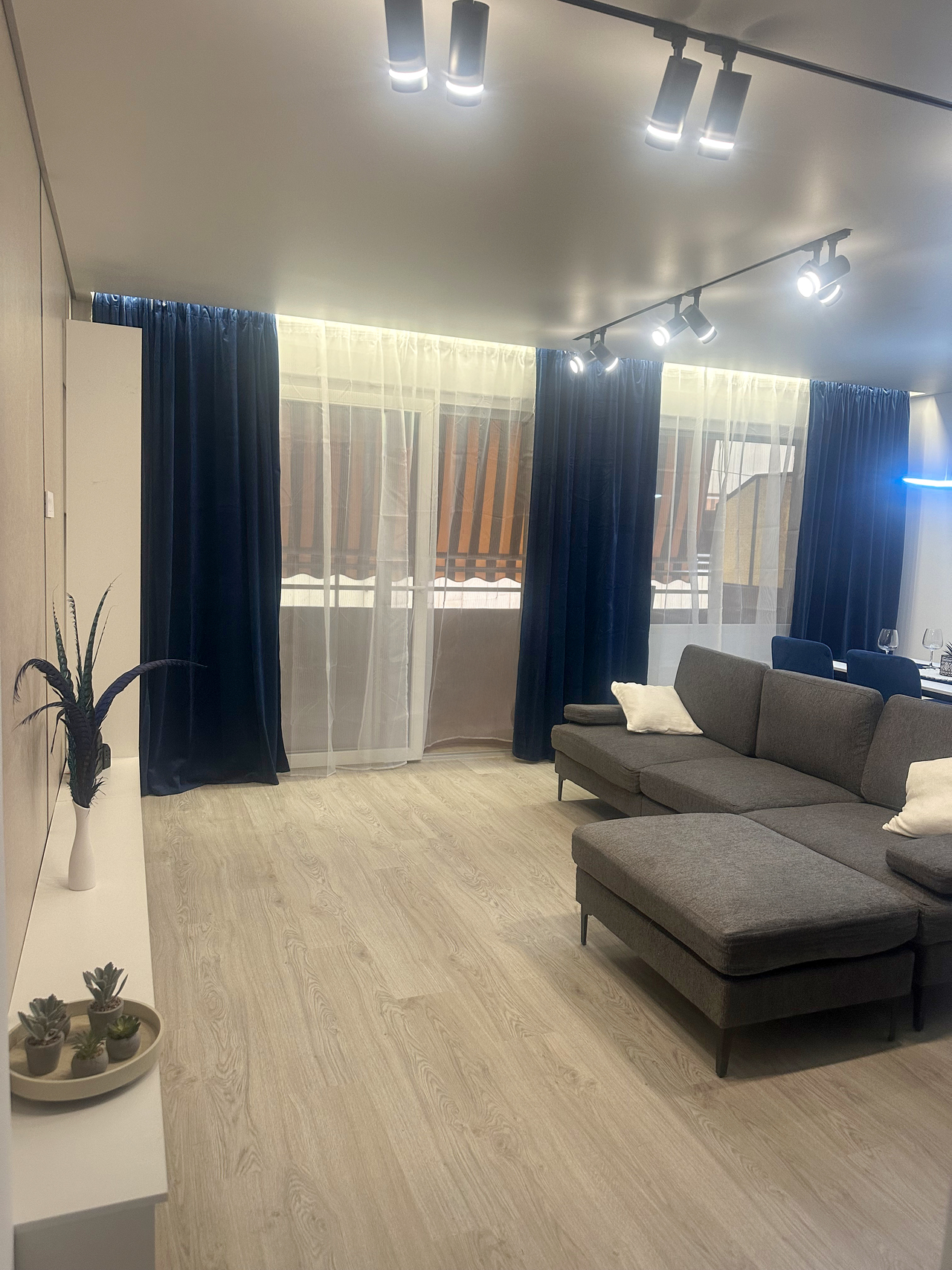 Just a stone’s throw from the beautiful Playa del Acequión in Torrevieja, this fully renovated 2-bed