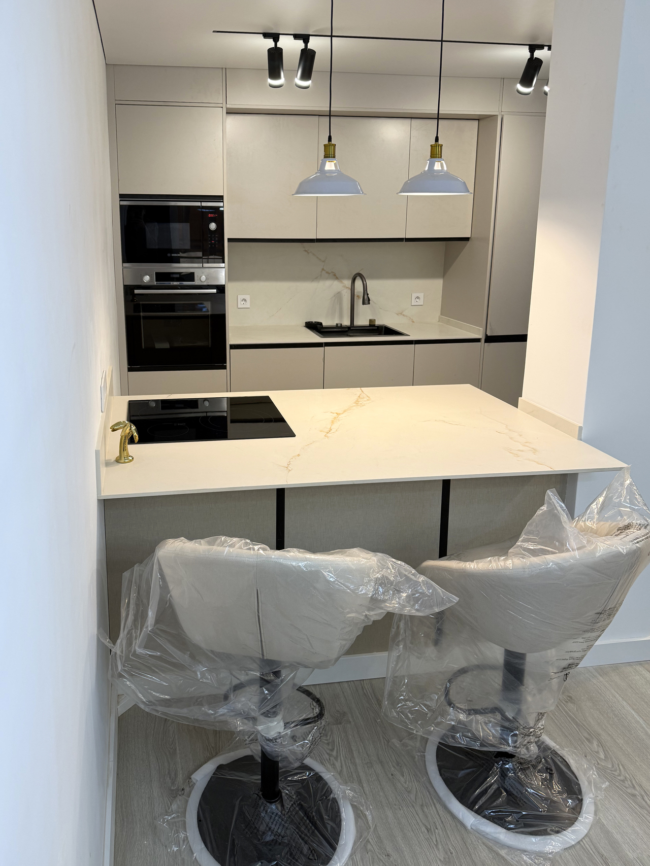 Just a stone’s throw from the beautiful Playa del Acequión in Torrevieja, this fully renovated 2-bed