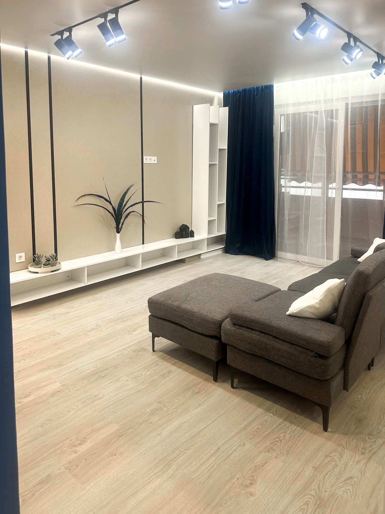 Just a stone’s throw from the beautiful Playa del Acequión in Torrevieja, this fully renovated 2-bed