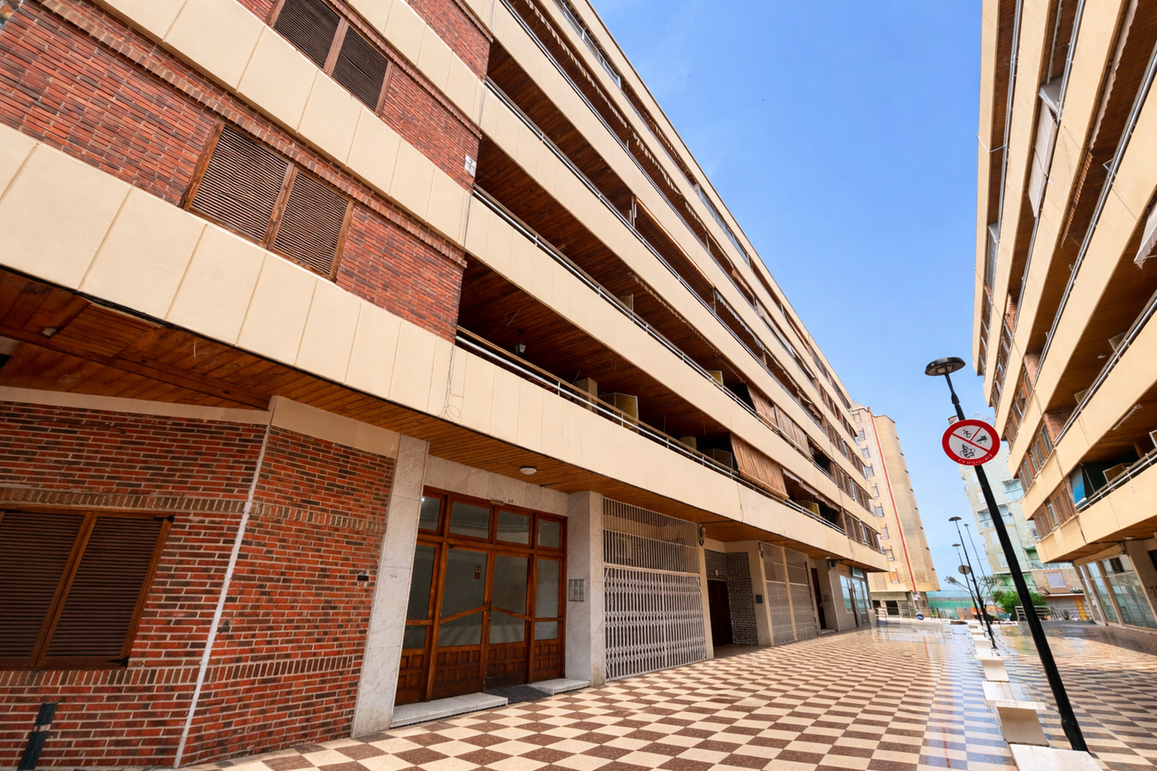 Just a stone’s throw from the beautiful Playa del Acequión in Torrevieja, this fully renovated 2-bed