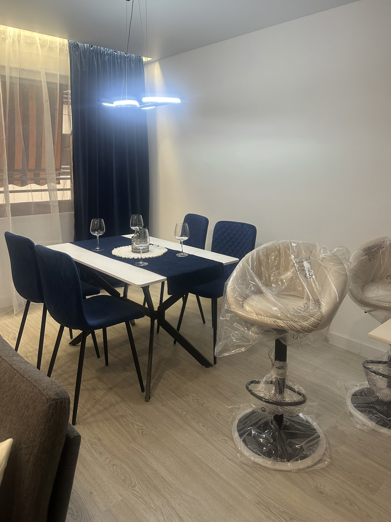 Just a stone’s throw from the beautiful Playa del Acequión in Torrevieja, this fully renovated 2-bed