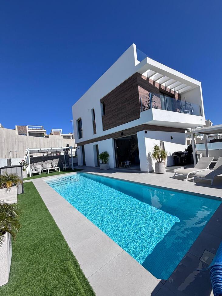 Beautiful 5-Bedroom Contemporary Villa with Heated Pool This stunning southwest-facing corner plot v