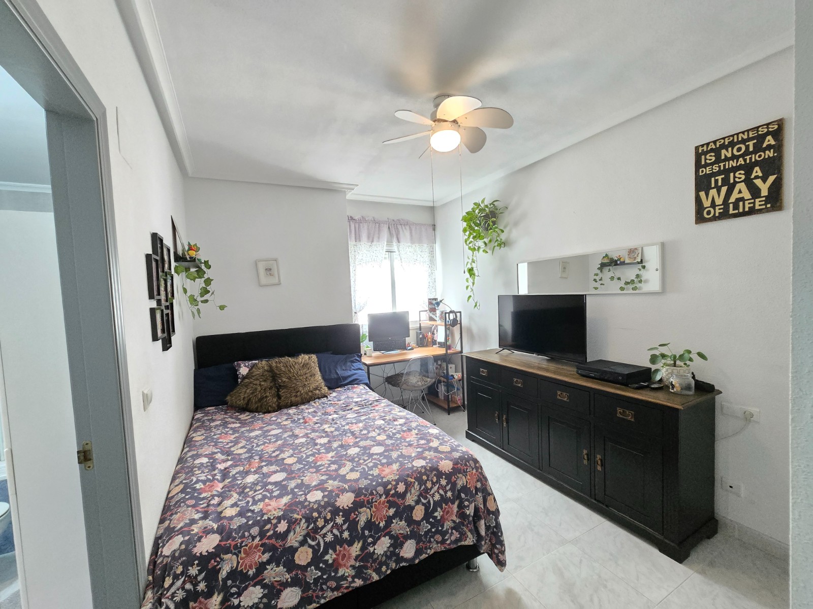 This beautiful flat is located in the heart of Los Montesinos, a typical Spanish village where you c