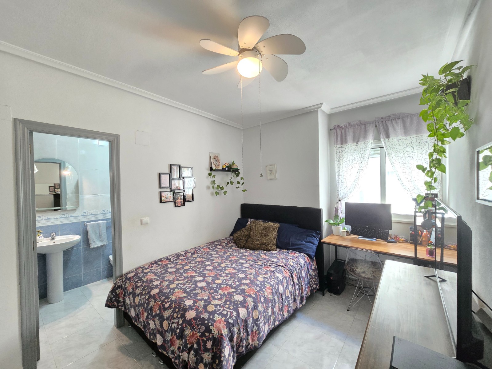 This beautiful flat is located in the heart of Los Montesinos, a typical Spanish village where you c