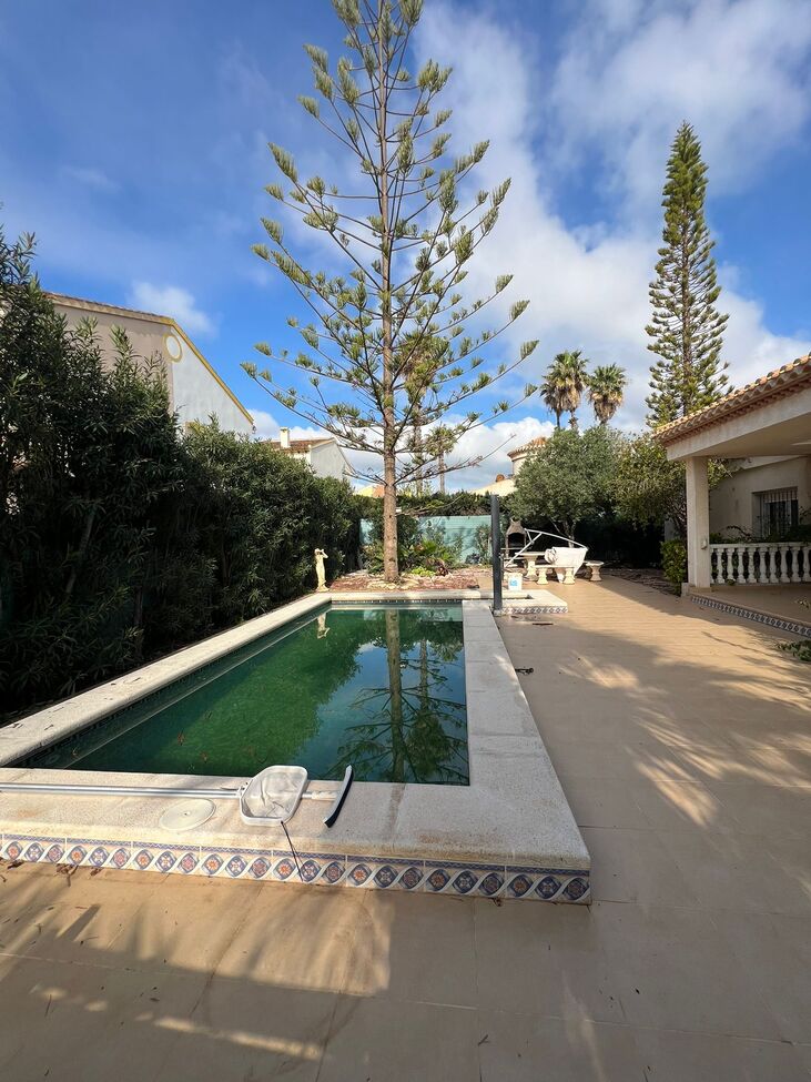 Detached Mediterranean Villa with Private Pool and Large Garden in Playa FlamencaLocated in one of t