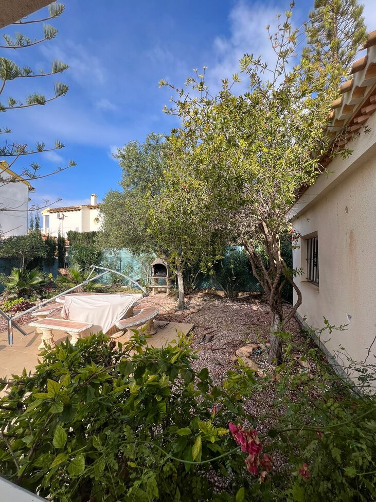 Detached Mediterranean Villa with Private Pool and Large Garden in Playa FlamencaLocated in one of t