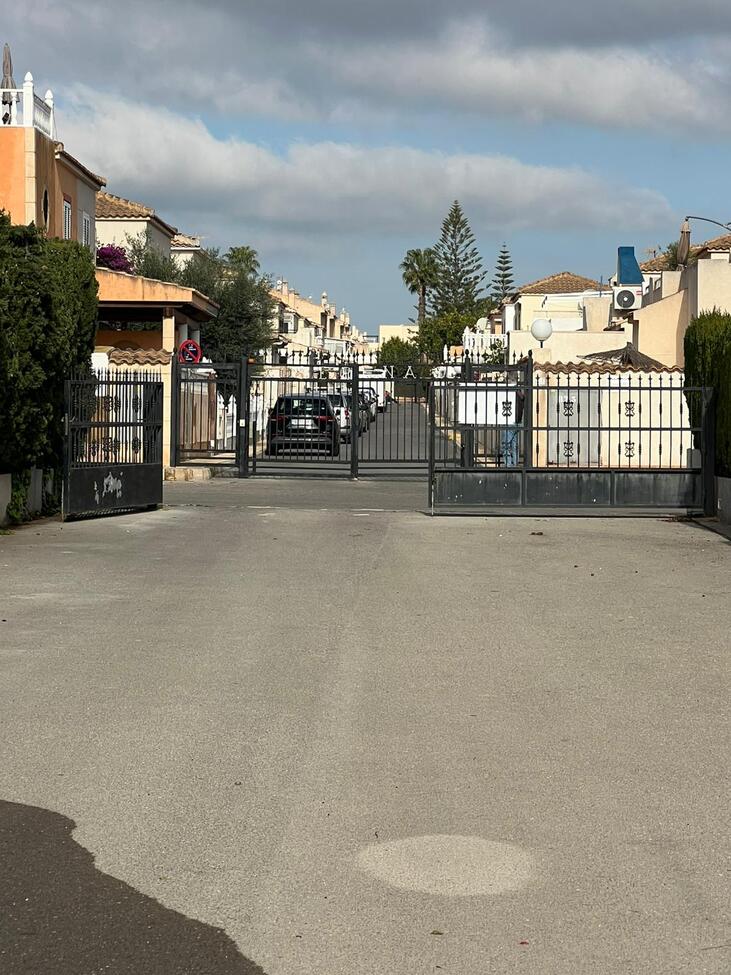 Garden in villa for sale in Playa Flamenca