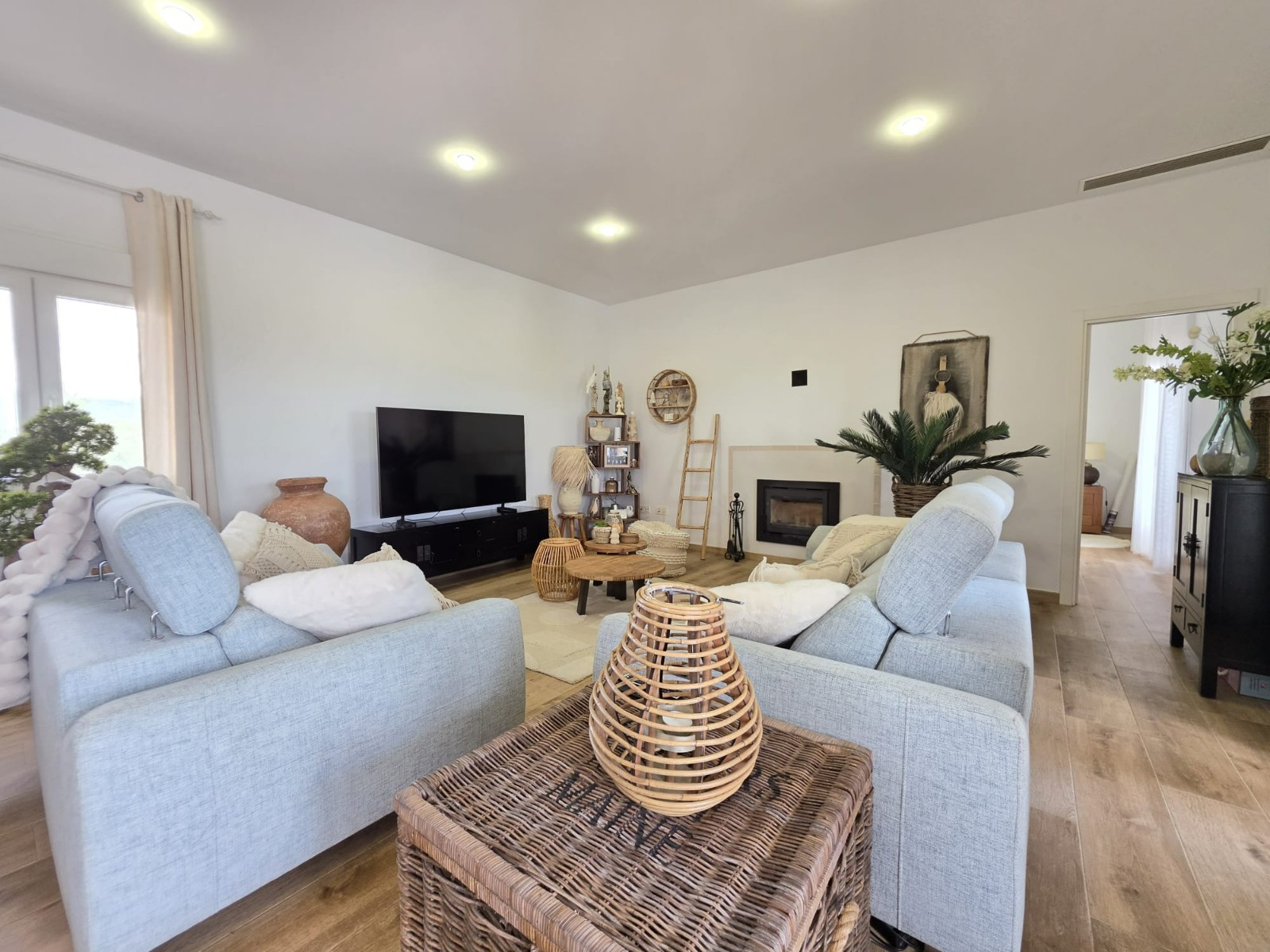 Key Ready: Luxury Country Living Within Walking Distance of PinosoDiscover the perfect blend of rust