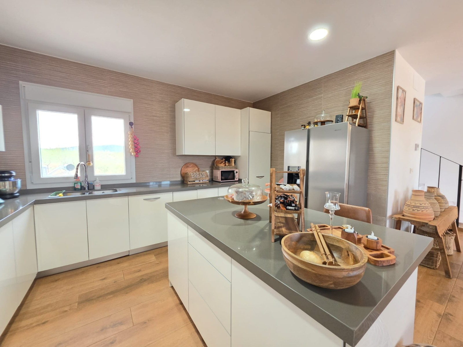 Key Ready: Luxury Country Living Within Walking Distance of PinosoDiscover the perfect blend of rust