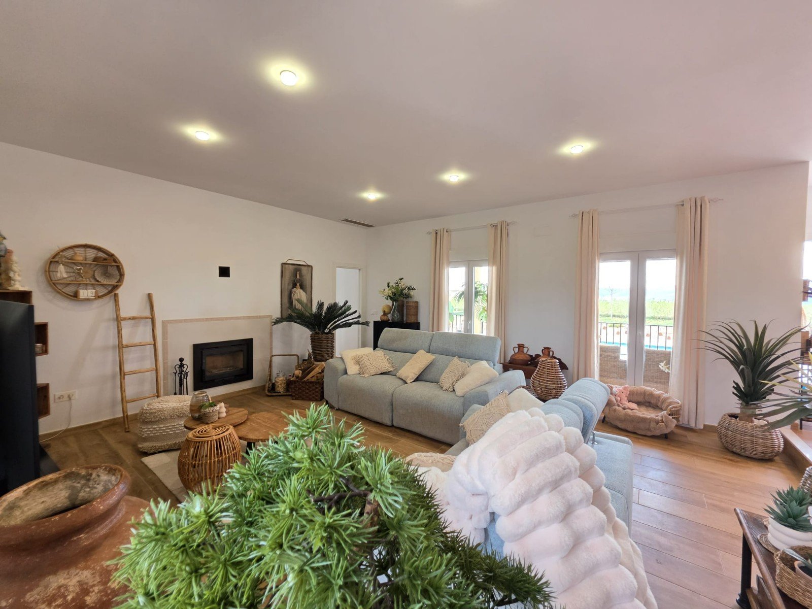 Pool area in villa for sale in Pinoso