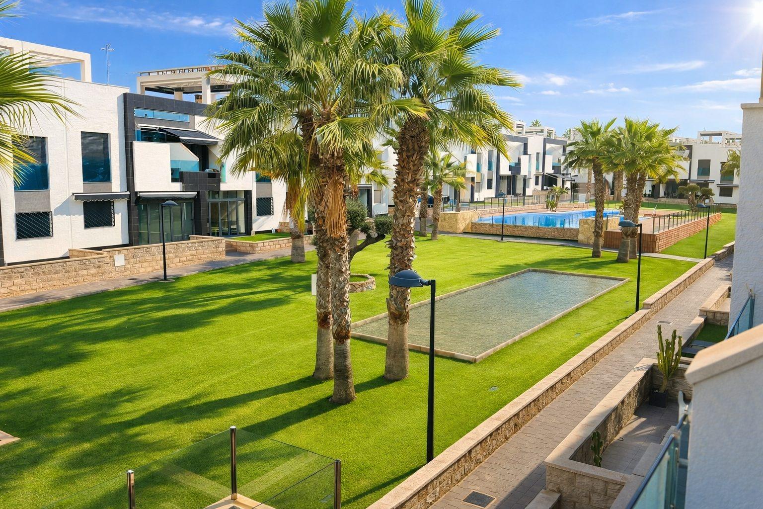 Exclusive furnished penthouse in the prestigious Oasis Beach 7 residence, Torrevieja