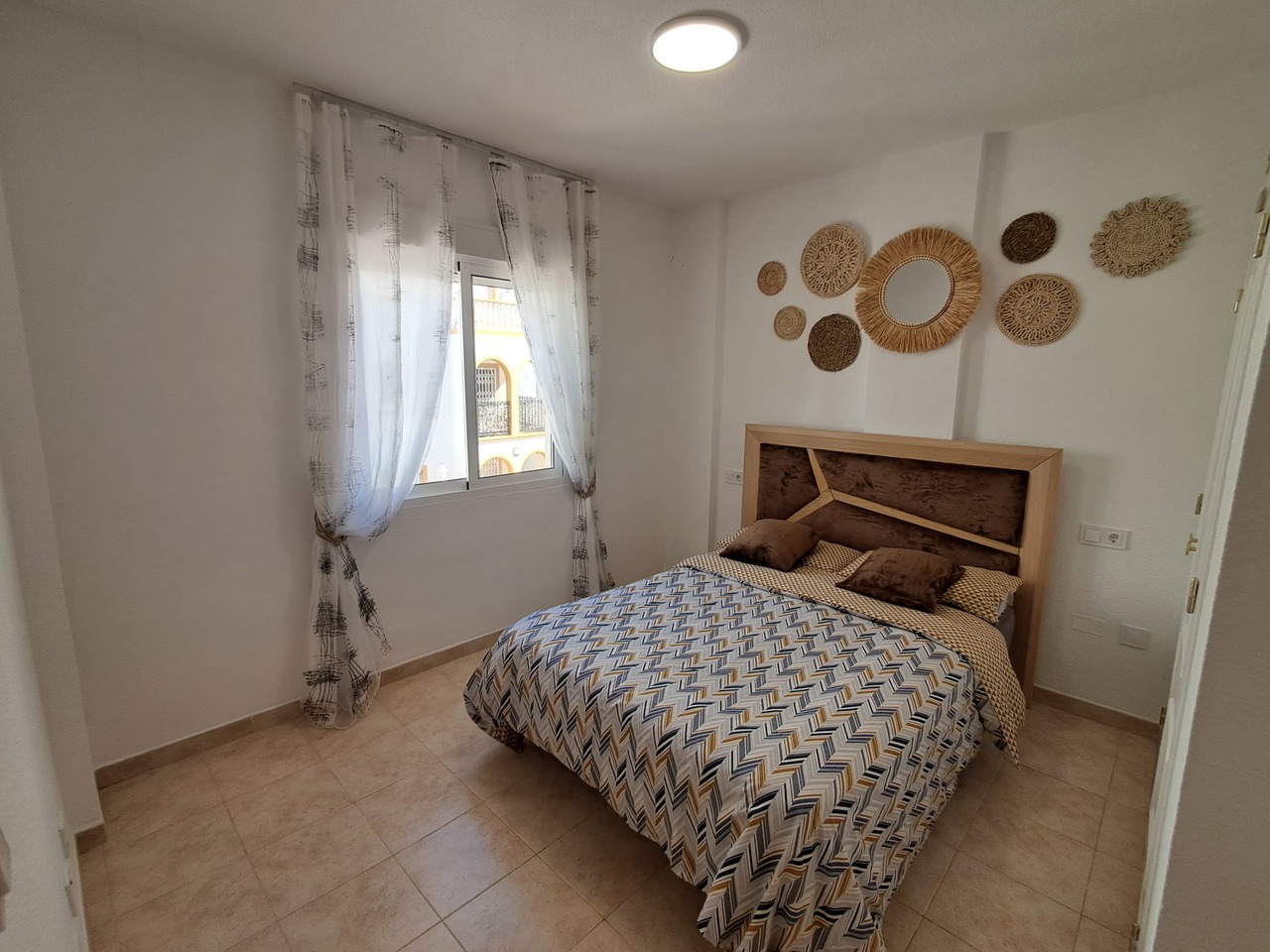 Discover this charming first-floor apartment located in the sought-after area of Molino Blanco, La Z