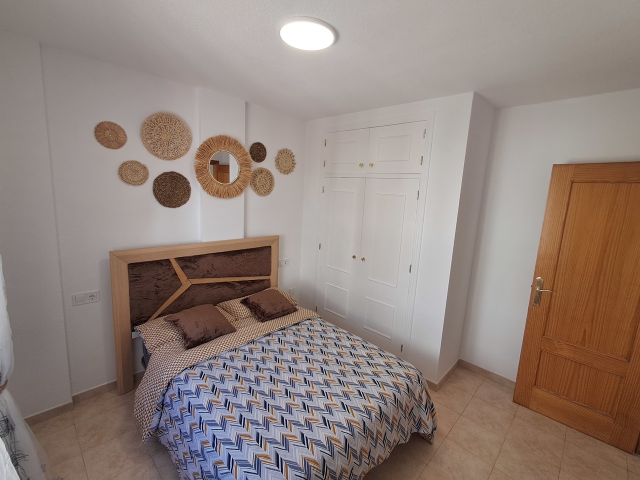Discover this charming first-floor apartment located in the sought-after area of Molino Blanco, La Z