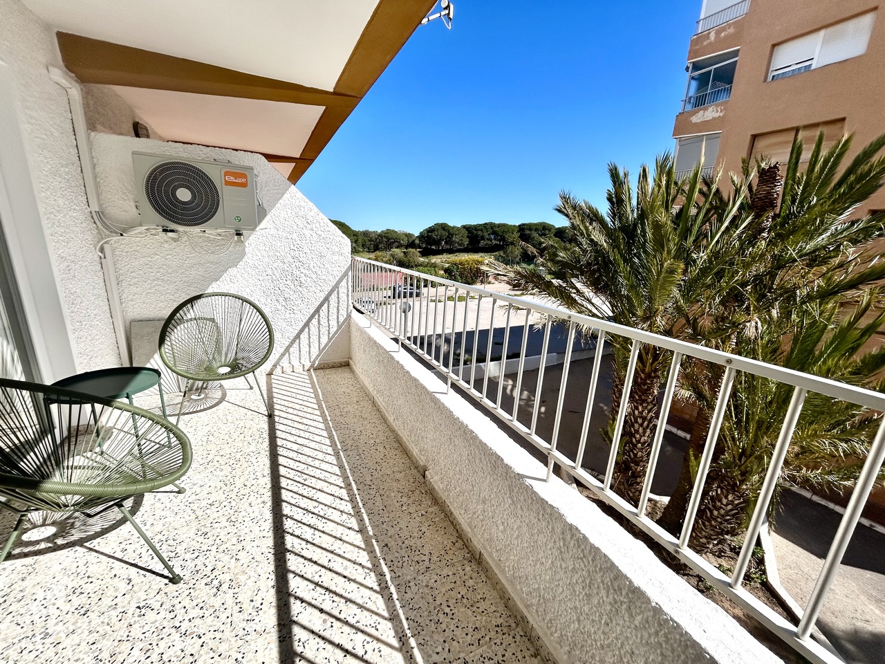 Master bedroom in apartment for sale in Guardamar del Segura