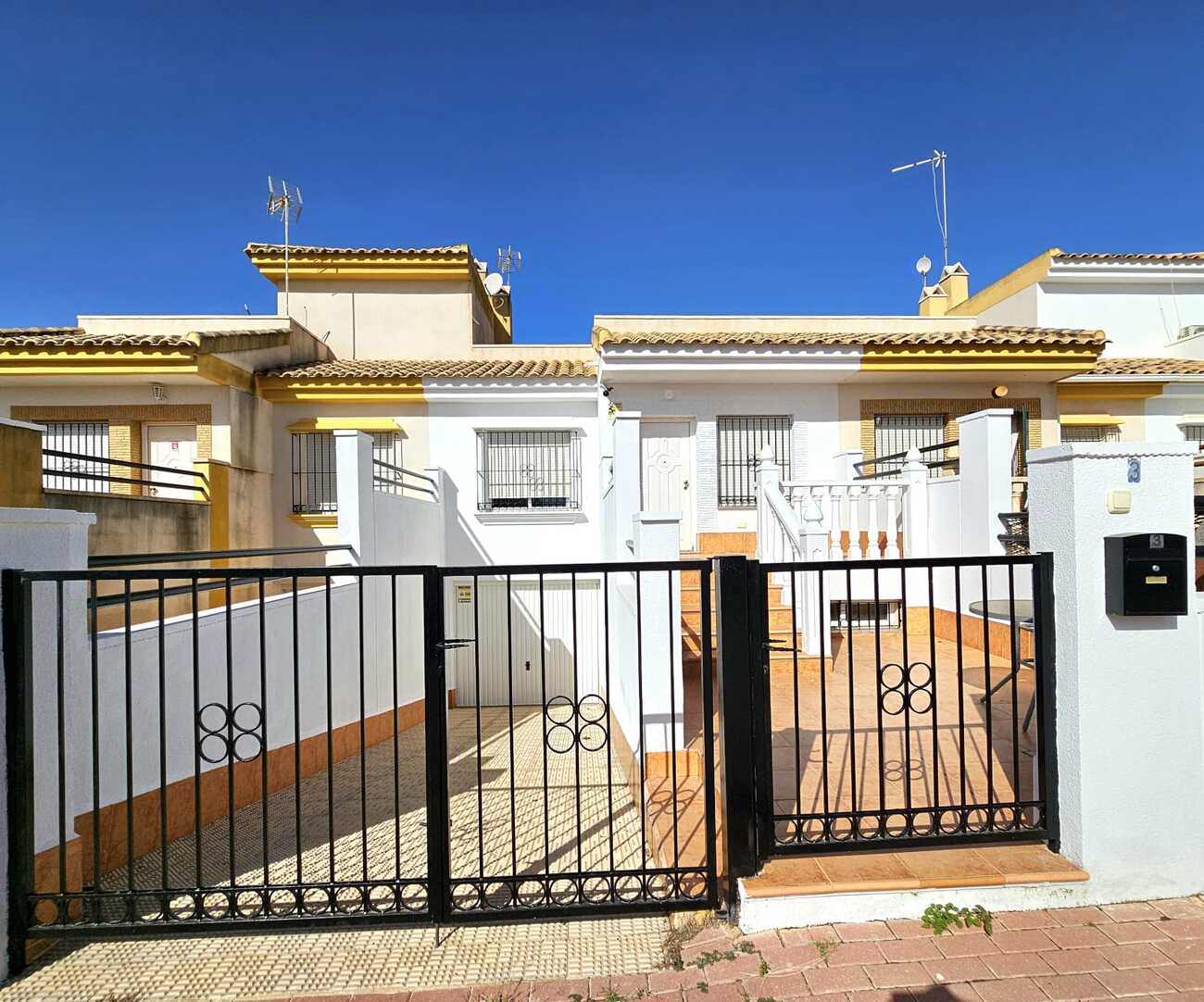 ☀️ Imagine living in Spain with your own rooftop solarium and sunny terraces…This charming 3-bedroom