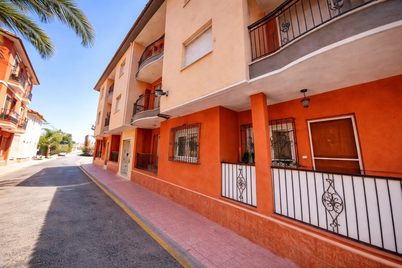 Ideally located in the heart of Los Alcázares, this bright and spacious 2-bedroom, 1-bathroom apartm