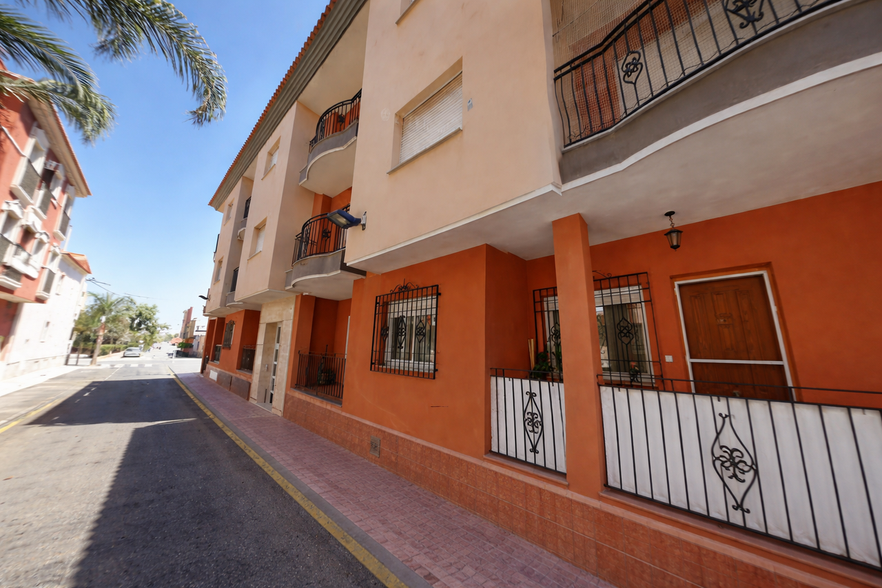 Ideally located in the heart of Los Alcázares, this bright and spacious 2-bedroom, 1-bathroom apartm