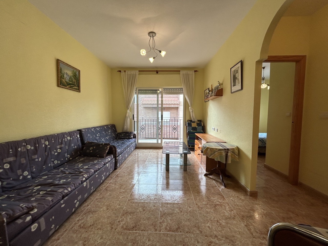 Ideally located in the heart of Los Alcázares, this bright and spacious 2-bedroom, 1-bathroom apartm