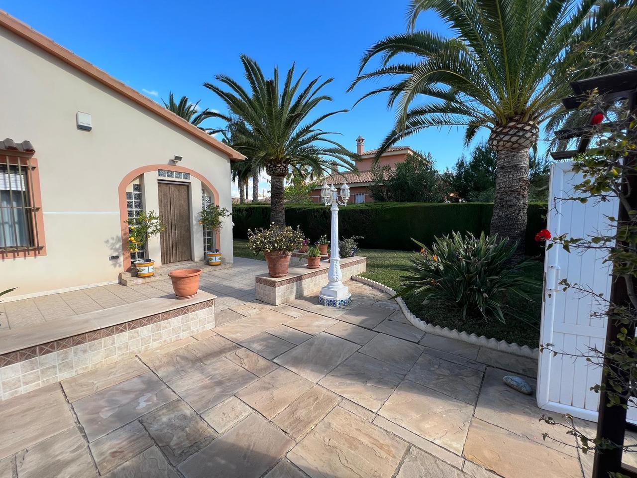 Garden in villa for sale in Cabo Roig