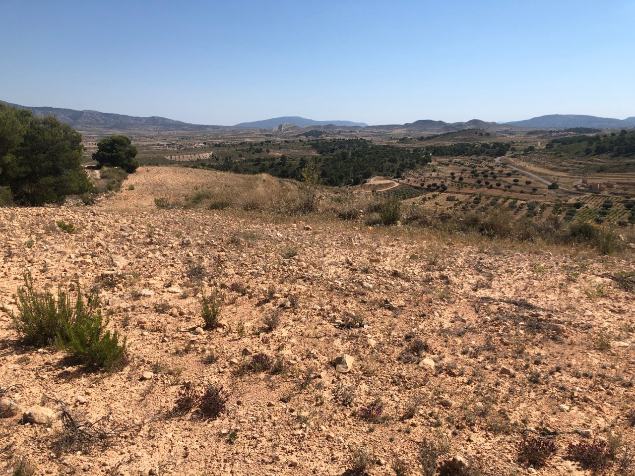 This exceptional plot of land lies in an area untouched by mining activities, providing panoramic 36