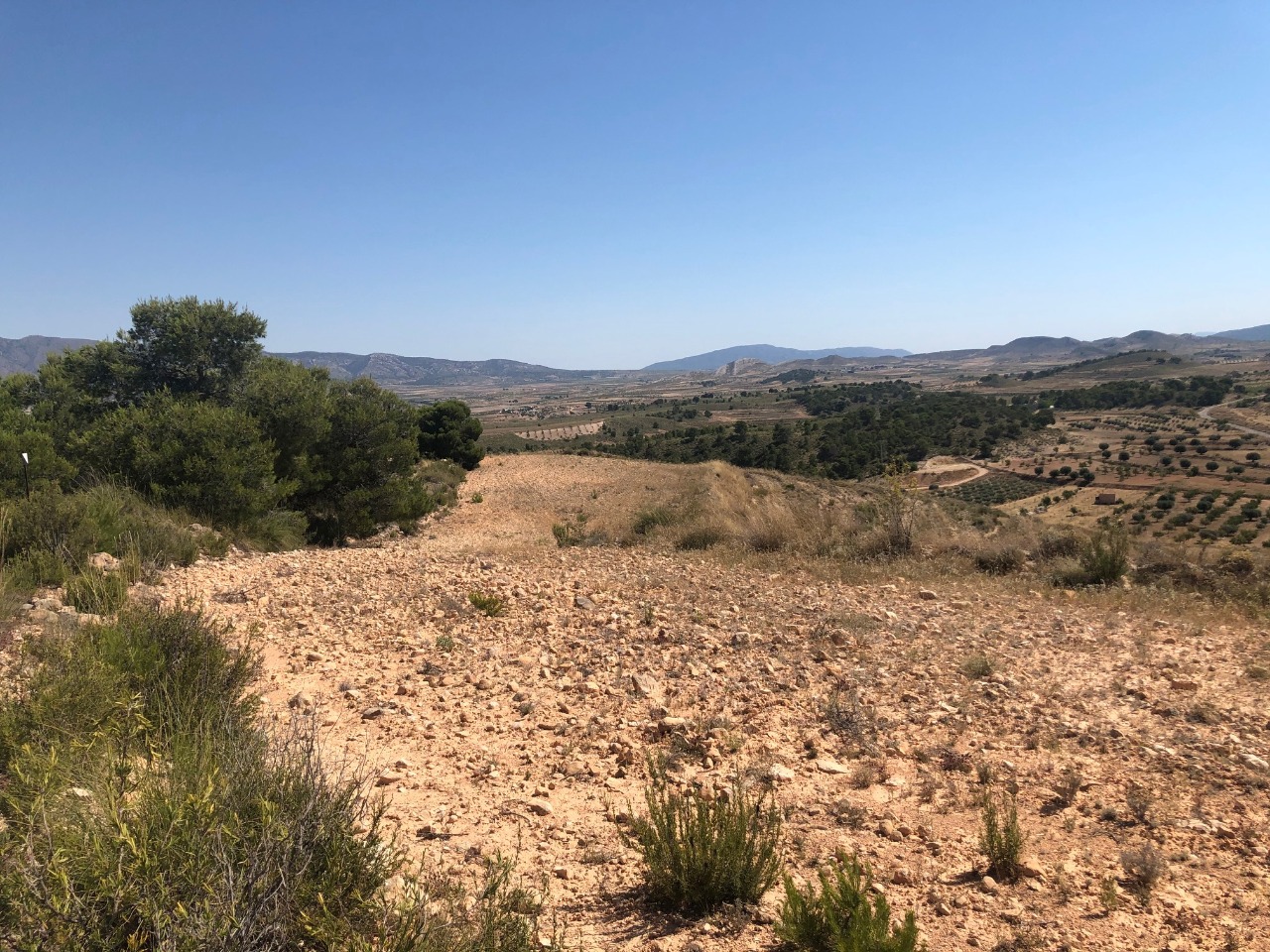 This exceptional plot of land lies in an area untouched by mining activities, providing panoramic 36