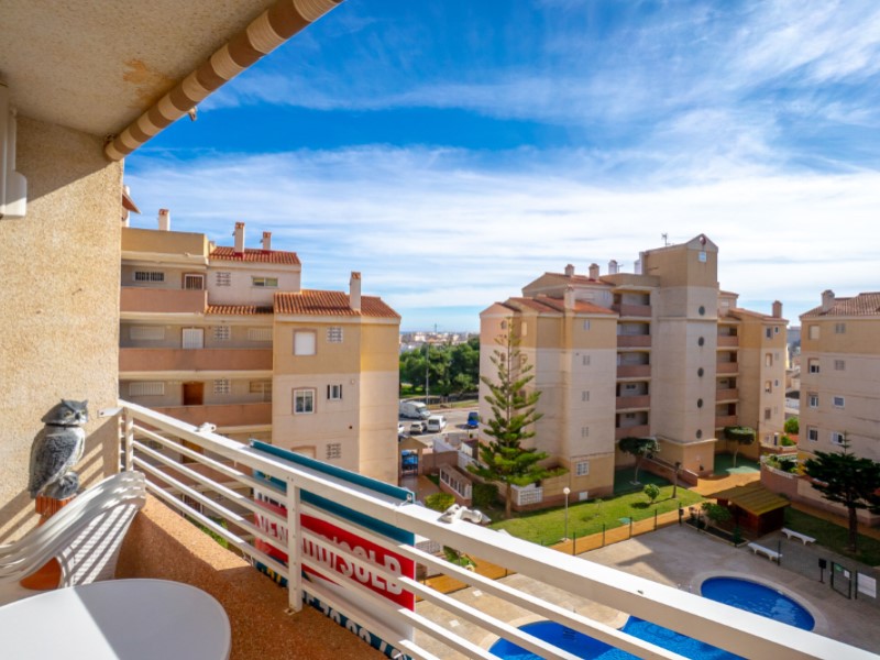 This fantastic apartment located in Calas Blancas, a quiet area near the centre of Torrevieja, is ju