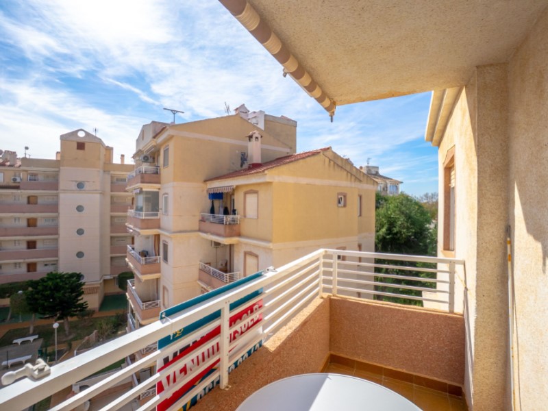 This fantastic apartment located in Calas Blancas, a quiet area near the centre of Torrevieja, is ju