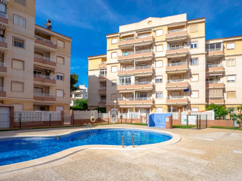 This fantastic apartment located in Calas Blancas, a quiet area near the centre of Torrevieja, is ju