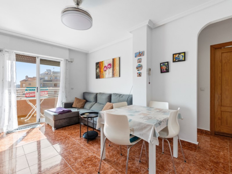 This fantastic apartment located in Calas Blancas, a quiet area near the centre of Torrevieja, is ju