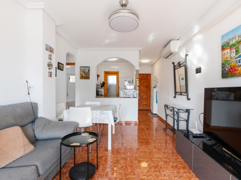 This fantastic apartment located in Calas Blancas, a quiet area near the centre of Torrevieja, is ju