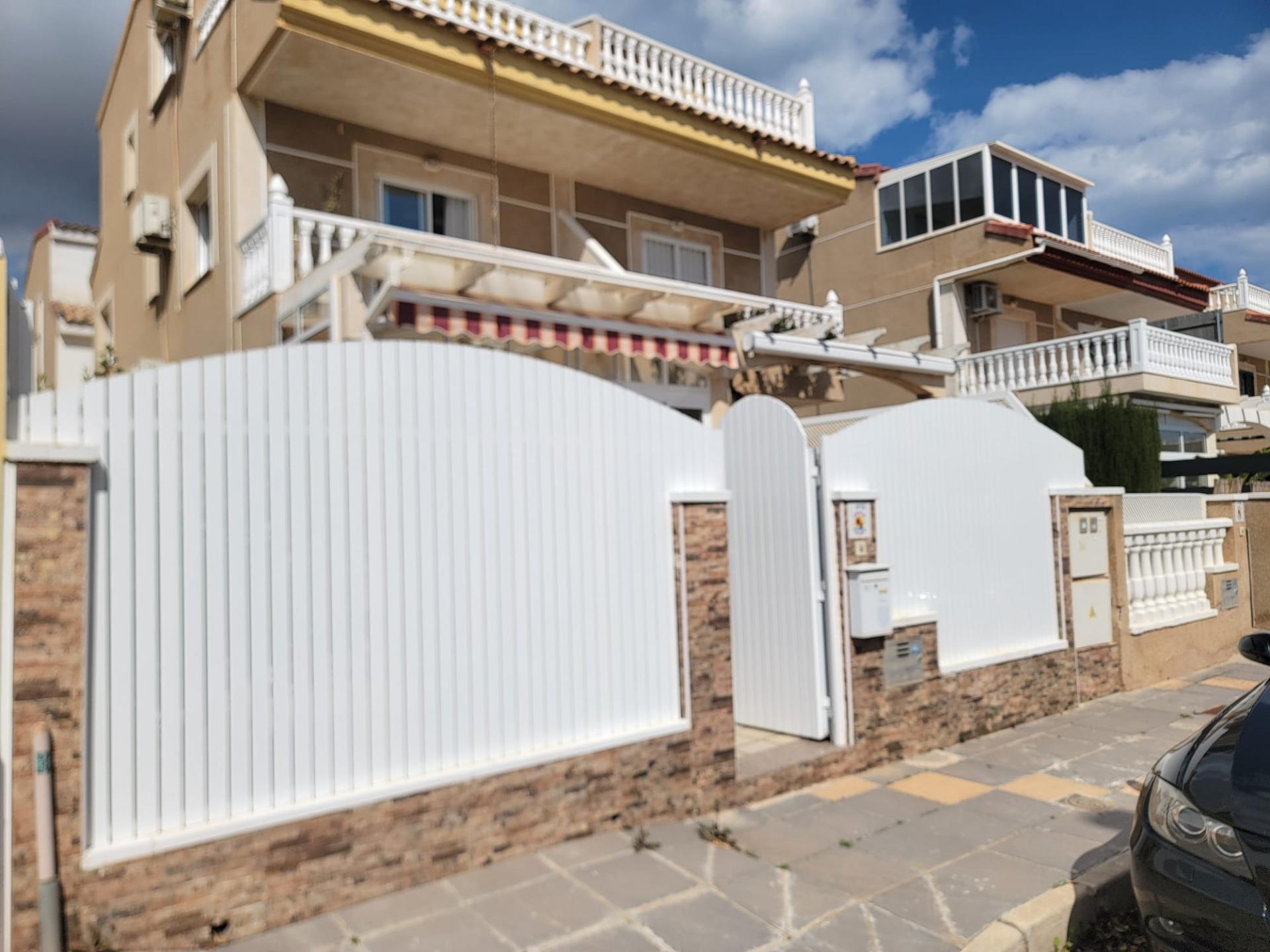 Three-story townhouse, South-facing, located in a quiet area of Torre de la Horadada, about a 10-min