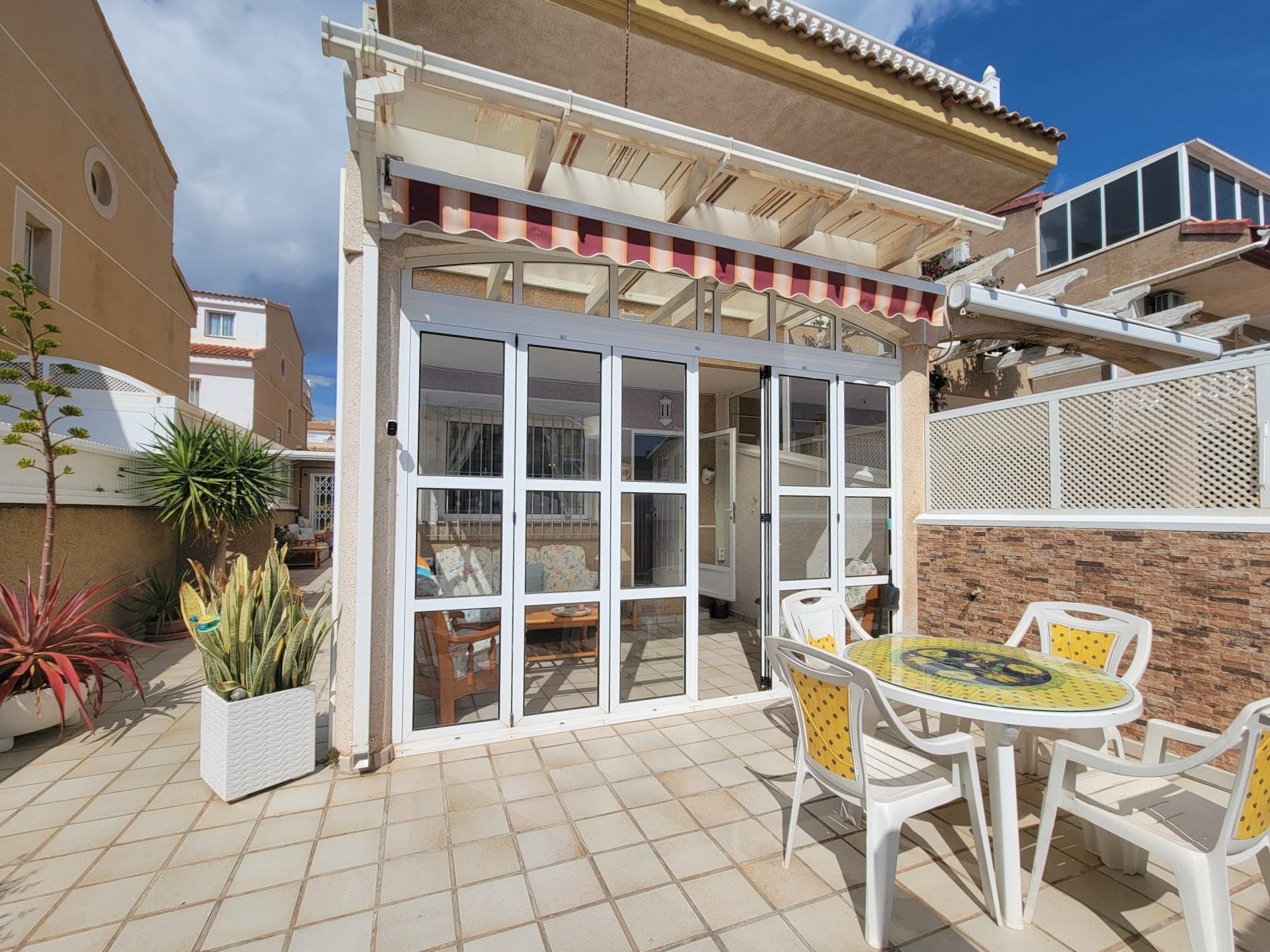 Three-story townhouse, South-facing, located in a quiet area of Torre de la Horadada, about a 10-min