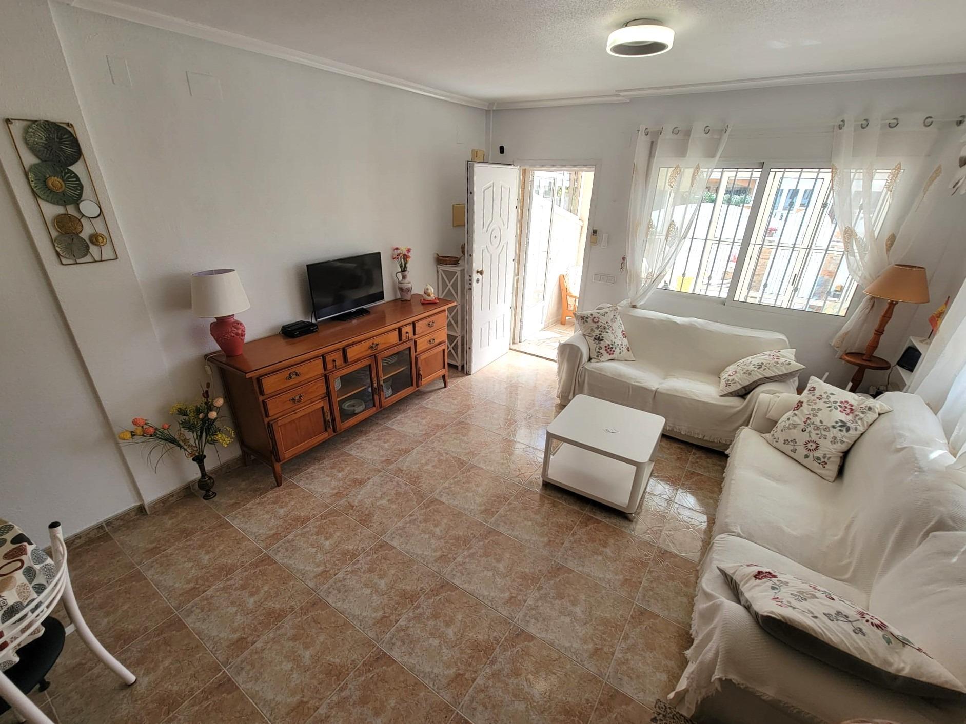 Three-story townhouse, South-facing, located in a quiet area of Torre de la Horadada, about a 10-min