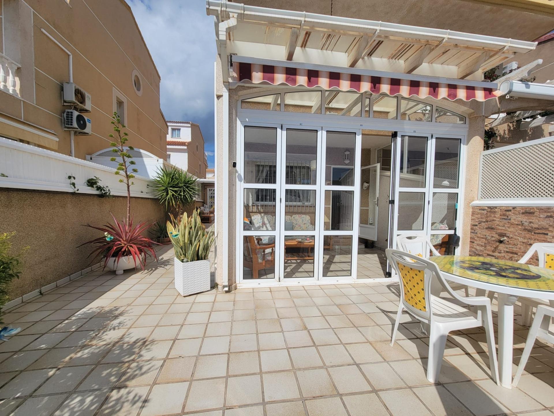 Three-story townhouse, South-facing, located in a quiet area of Torre de la Horadada, about a 10-min