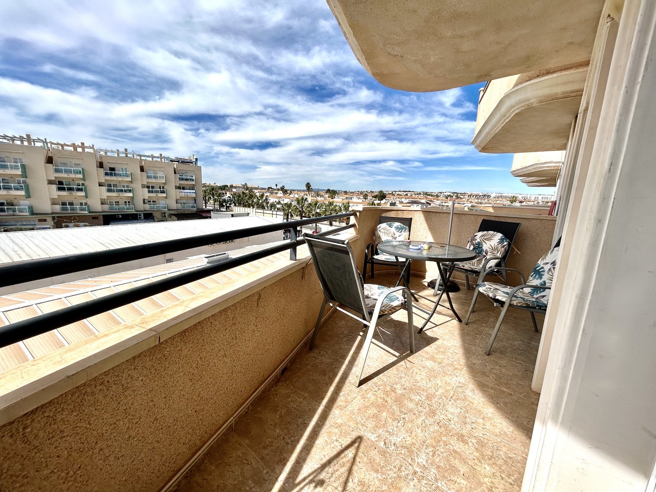 Perched on the top floor in the sought-after Aguamarina area of Cabo Roig, this beautifully presente