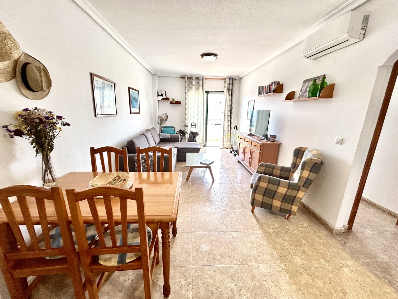 Perched on the top floor in the sought-after Aguamarina area of Cabo Roig, this beautifully presente