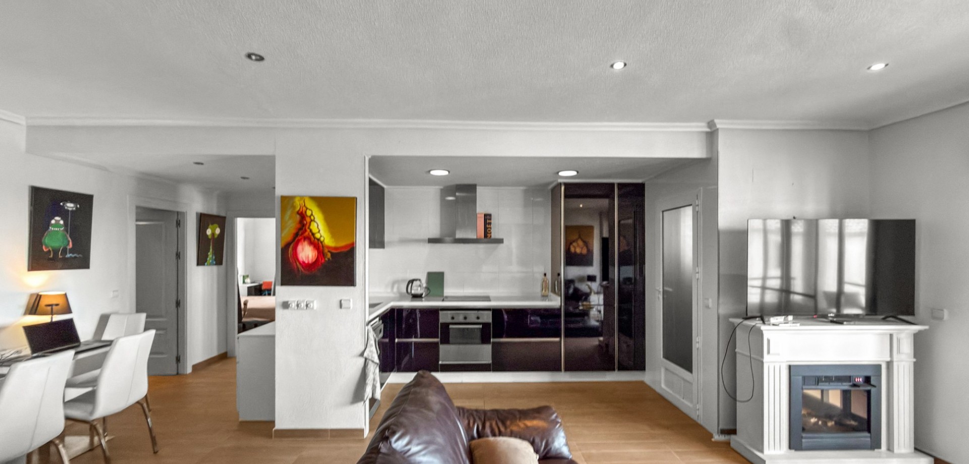 Welcome to this elegant and bright apartment set within a sought-after residential complex in Campoa