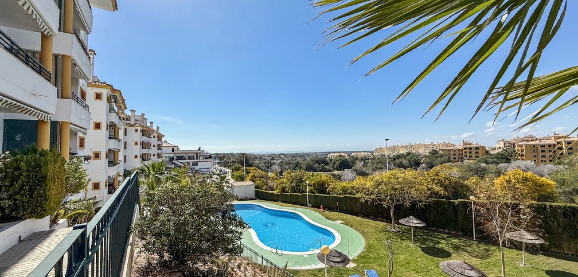 Welcome to this elegant and bright apartment set within a sought-after residential complex in Campoa