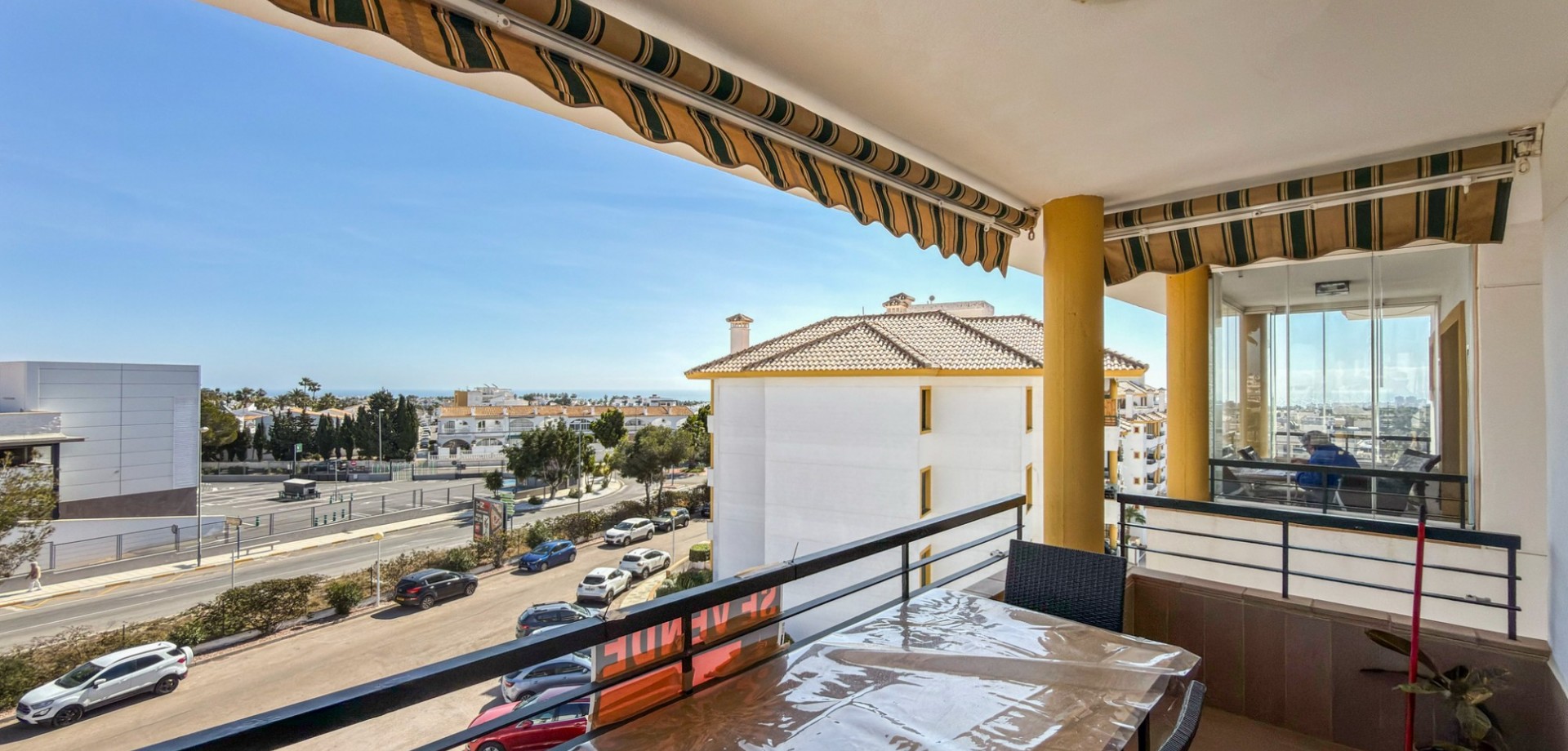 Welcome to this elegant and bright apartment set within a sought-after residential complex in Campoa