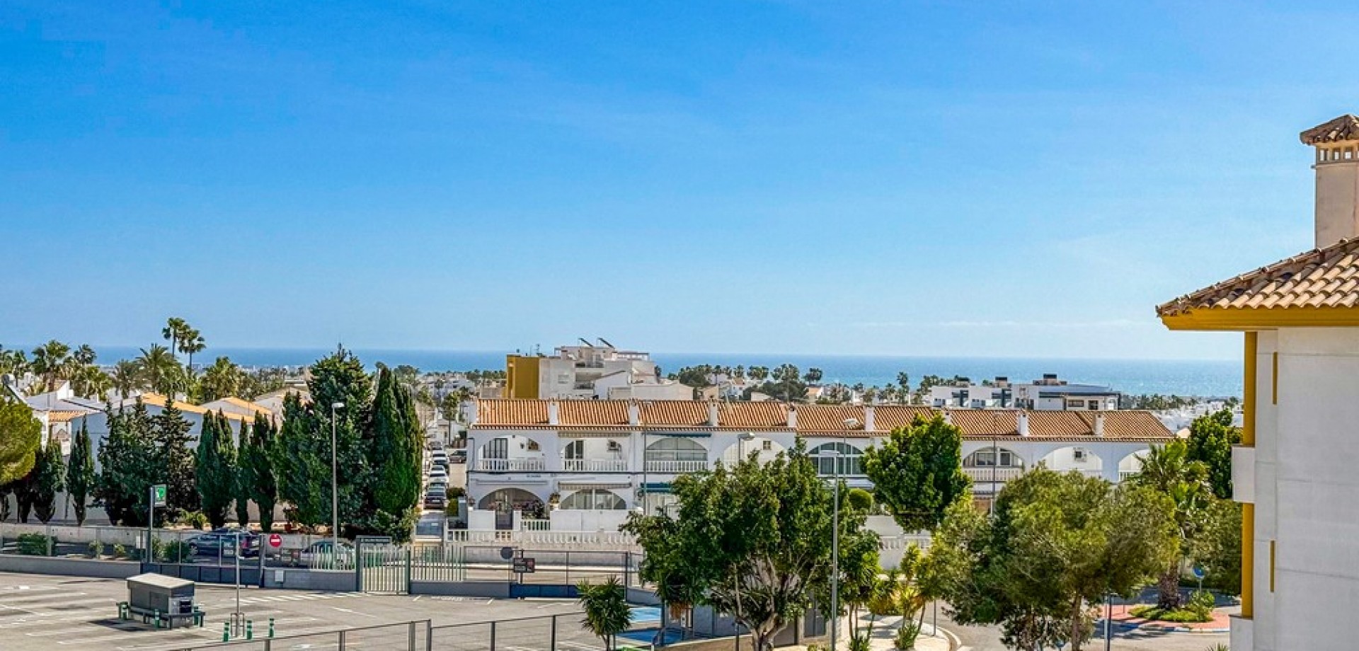 Welcome to this elegant and bright apartment set within a sought-after residential complex in Campoa